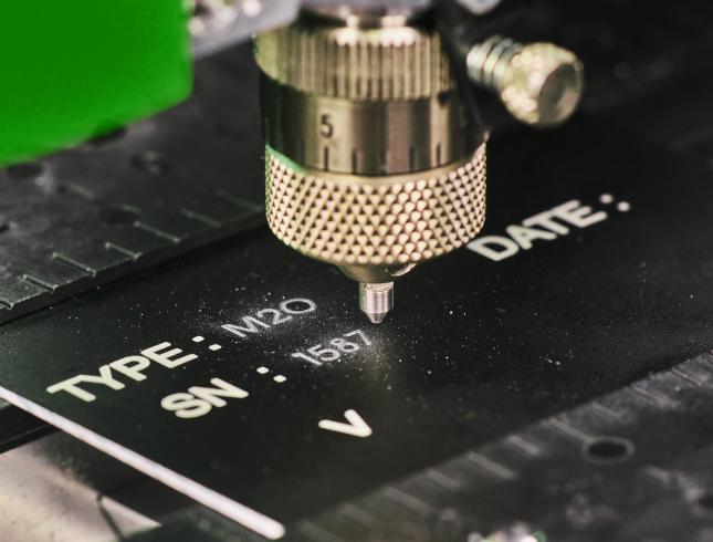 Engraving of funeral plaques with the M20 Machine