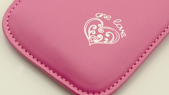 Personalization of leather cases with the Artfoil™ solution