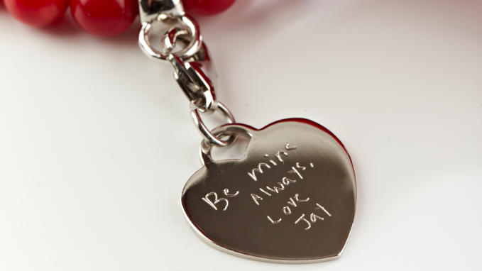 Engrave a handwritten message with the Dedicace solution