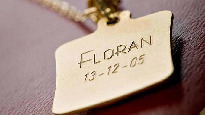 Engraving of pendants with a name, date of birth etc.