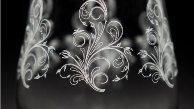 Soluble oil for a perfect result with engraving on glass