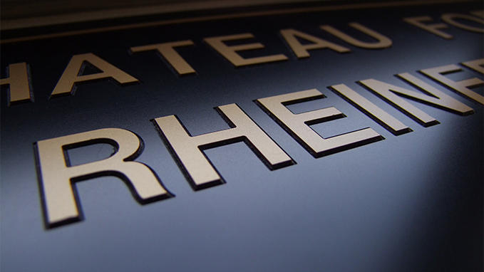 Relief outdoor signage in Gravotac™ Exterior