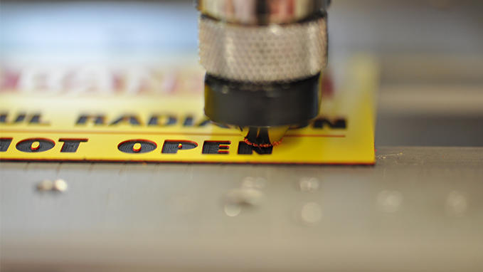 Mechanical engraving using a cutter of Gravoply™3C