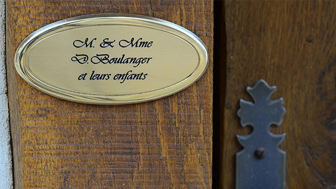 Door plates in varnished brass with border