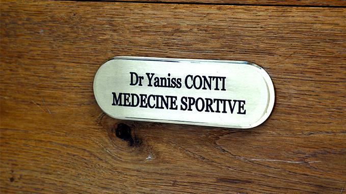 Varnished door plates from the Gold'n door range