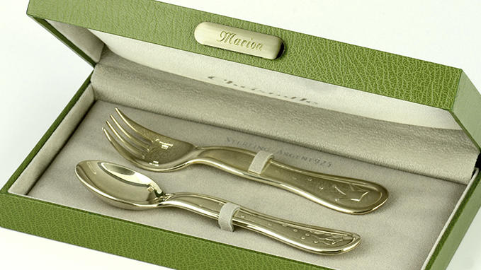 A christening is a unique event: personalise your gift box with the self-adhesive ornamental plaque