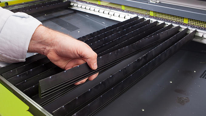 Removable blades for laser cutting tables