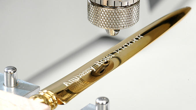 Engraving of objects with the M40Gift machine