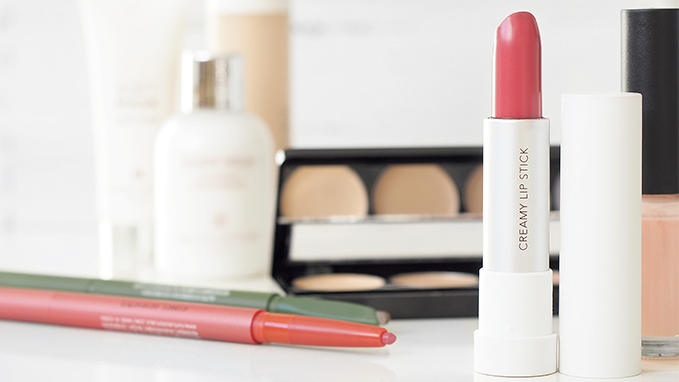 Personalised engraving of a lipstick packaging