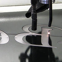 Découpe de lettrage pour la signalétique